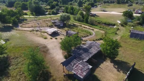 Foto Aérea Grupo Casas Labranza Estepa Verde Con Árboles Verano — Vídeos de Stock