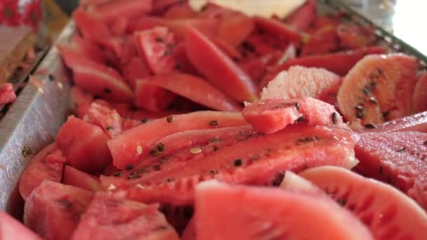 Centro Carnoso Sandías Maduras Colocado Contenedor Grande Una Planta Agrícola — Vídeos de Stock