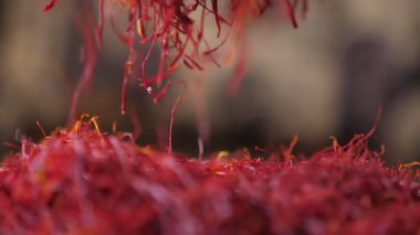 Birçok mor Shaffron kuklası yavaş çekimde bir mutfak masasına uçuyor ve düşüyor. Yavaş çekimde kurumuş mor shaffron küreleri uçuyor ve bir mutfak masasına düşüyor. İlham verici, iyimser ve etkileyici görünüyor..