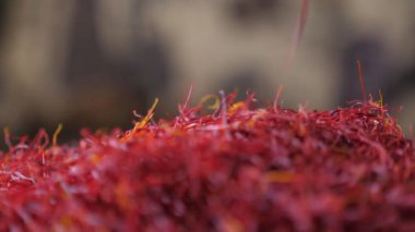 İnce çizgili soylu mor safran yavaş çekimde derin tabağa düşen çipler gibi yavaş çekimde büyüleyen ince kesimli mor safran safranı yavaş çekimde salata gibi derin tabakta yuvarlanıyor. İlham verici, iyimser ve iyi görünüyor..