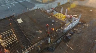 Yazın bir rüzgar santrali inşa eden pek çok işçinin havası, güneşli bir yaz gününde pek çok metal ızgarası ve beton kutbu olan bir rüzgar enerjisi binası inşa eden pek çok işçi üniformasının kuş bakışı görüntüsünü heyecanlandırıyor.. 