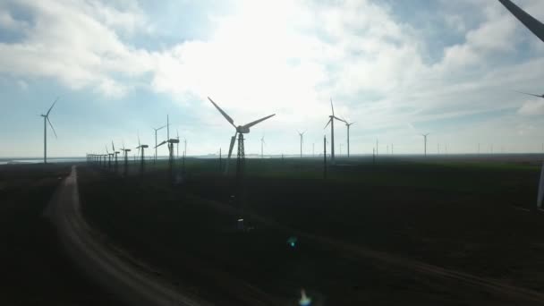 Luftaufnahme Einer Windkraftanlage Mit Hohen Weißen Säulen Und Klingen Bei — Stockvideo