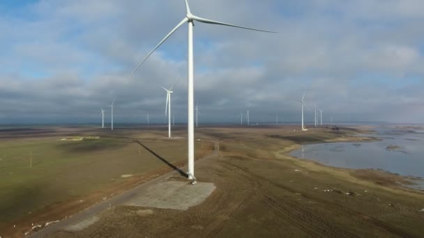 Luftaufnahme Einer Windkraftanlage Mit Vielen Weißen Masten Und Schaufeln Sommer — Stockvideo