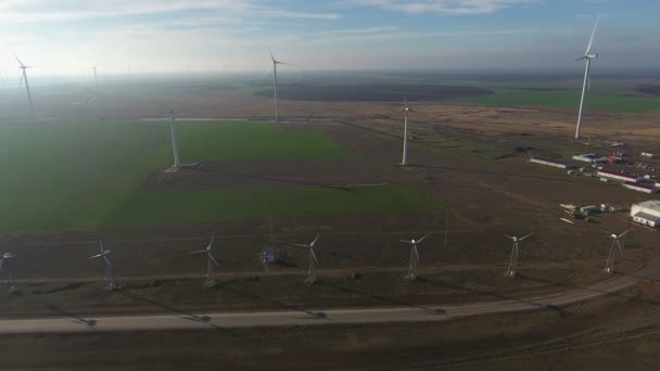 Повітряні Три Лінії Вітроенергетичних Полюсів Крутими Лопатями Заході Сонця Чудовий — стокове відео