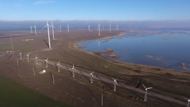 Antenn Många Hög Vindkraft Pelare Med Roterande Blad Vid Havskusten — Stockvideo