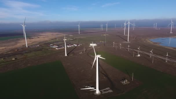 Antenn Flera Rader Hög Vindkraft Stolpar Med Rörliga Blad Sommaren — Stockvideo