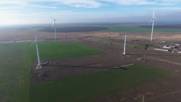 Flygfoto Linje Höga Vindkraft Pelare Med Svarvning Blad Sommaren Glada — Stockvideo