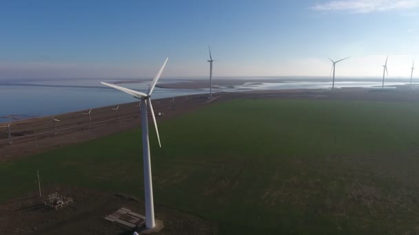 Luchtfoto Van Lijnen Van Windenergie Pilaren Met Beweegbare Schoepen Aan — Stockvideo