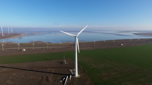 Tiro Aéreo Uma Linha Altos Postes Energia Eólica Com Palhetas — Vídeo de Stock