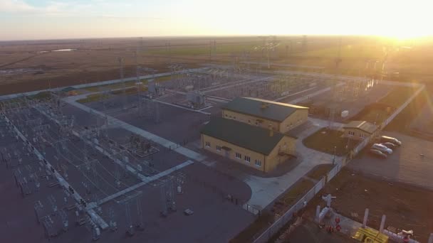 Flygfoto Ett Vindkraftverk Med Många Elektriska Installationer Vid Solnedgången Vacker — Stockvideo