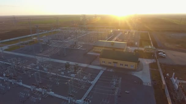 Luftfoto Vindkraftværk Med Talrige Elektriske Apparater Ved Solnedgang Indfangning Fugleperspektiv – Stock-video