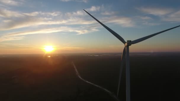 Aéreo Pilar Energia Eólica Pairando Com Lâminas Rotativas Pôr Sol — Vídeo de Stock