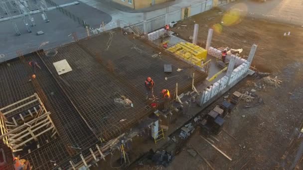 노동자들 여름에 발전소 건물을 목격하고 여름의 날에는 작업복 금속으로 콘크리트 — 비디오