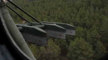 Güneşli bir günde alçaktan uçan bir helikopterin penceresinden etkileyici bir orman. Güneşli bir yaz gününde alçaktan uçan bir helikopterden çam ormanının büyüleyici manzarası. Neşeli, militan ve ilham verici görünüyor..