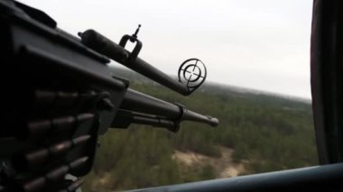 Kartuş bandıyla savaşan makineli tüfek, helikopterdeki orman nesnelerini hedef alır. 12.7 mm 'lik makineli tüfek, kartuş bandı ve bahar havasında uçan helikopterlere sabitlenmiş orman objelerini hedef alan yuvarlak görüş açısına sahiptir..