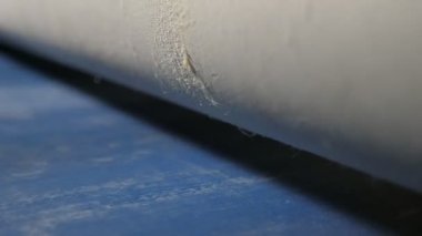 Pistin altında hamur kruvasanları ile hareket eden plastik konveyör serisi bir fırın fabrikası. Üzerinde birkaç sıra hamur kruvasanı bulunan geniş bir konveyör bandının orijinal görüntüsü ve modern bir fırının büyük bir pistinin altında otomatik olarak hareket etti.. 
