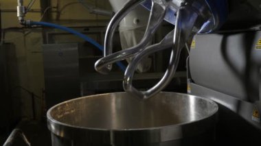 Küresel metalik tank otomatik olarak hamur karıştırıcı ve bir hamur karıştırıcı ve bir fırının plastik kapağı ile otomatik olarak kapatılmış küresel metalik bir fıçının kapağı ile kapatılır. Profesyonel ve ilham verici görünüyor...