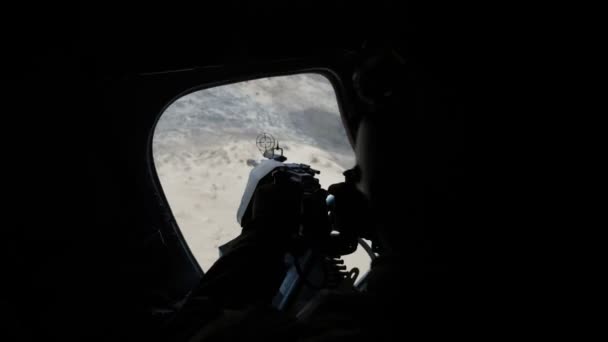 Soldado Mantendo Metralhadora Olhando Uma Escotilha Helicóptero Voador Vista Impressionante — Vídeo de Stock