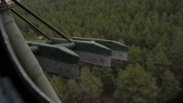 Imponerande Skog Från Ett Fönster Lågt Flygande Helikopter Solig Dag — Stockvideo