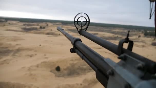 Légi Géppuska Egy Kazetta Célja Sivatagi Tárgyak Egy Helikopter Csodálatos — Stock videók