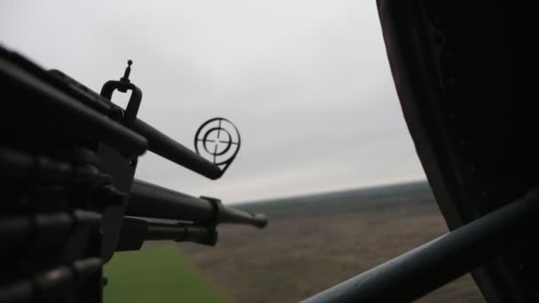 Groot Machinegeweer Met Een Rond Front Zicht Gericht Landobjecten Vanuit — Stockvideo