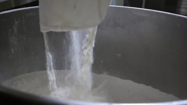 小麦粉倒入罐中 准备在面包店里做面团 — 图库视频影像