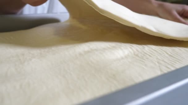 Uno Strato Pasta Ampio Lungo Viene Srotolato Panettiere Produrre Croissant — Video Stock