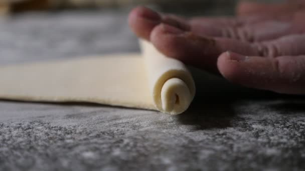 Mani Panettiere Rotolando Foglio Dought Formare Croissant Una Panetteria Rallentatore — Video Stock