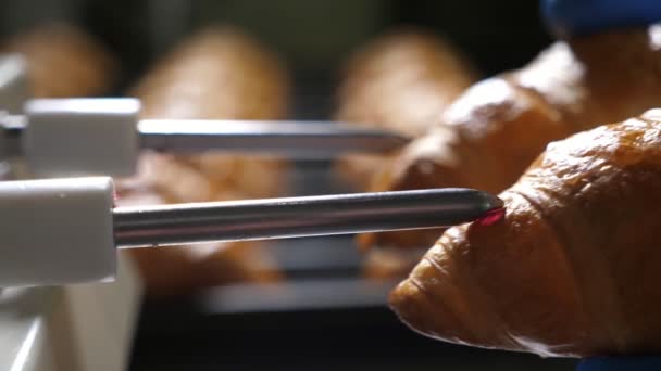 Pişmiş Kruvasanlar Bir Fırında Iki Metalik Çubuktan Reçel Dolduruyor Pastanede — Stok video
