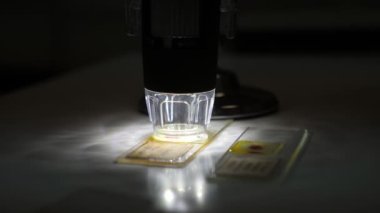 Elektron mikroskobu, karanlık bir laboratuvarda tahıl kalitesi analizi ve analizi yapıyor.    