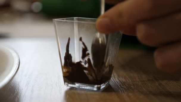 Los Científicos Mezclan Chocolate Negro Con Especias Con Una Cuchara — Vídeos de Stock