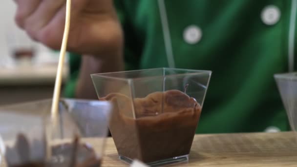 Vědci Míchat Černou Čokoládu Kořením Vytvořit Novou Chuť Laboratoři Neobvyklé — Stock video