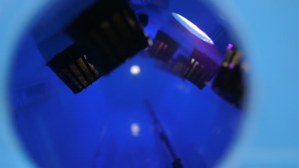 Υδροπονικός Σωλήνας Μπλε Φως Και Αρκετές Γλάστρες Που Χρησιμοποιούνται Για — Αρχείο Βίντεο