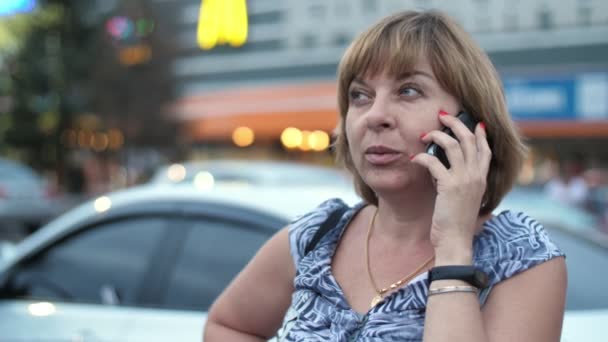 Wanita Ceria Berbicara Melalui Telepon Jalan Kota Musim Semi Dalam — Stok Video