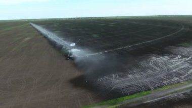 Çeşitli alan bölgelerinde su selleri ile hava sulama sistemi. Mevcut bir sulama sisteminin uzun ve sulak sulama sisteminden kuşbakışı hayret verici bir bakış açısı. Bahar mevsiminde farklı tarlalarda su akışı sağlanıyor. 