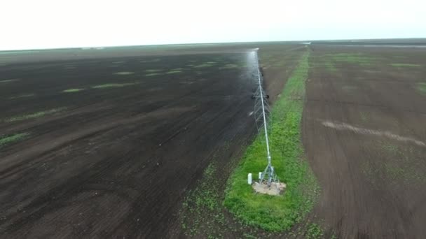 Fotografia Aérea Aparato Irrigação Contemporânea Regando Área Agrícola Primavera Vista — Vídeo de Stock