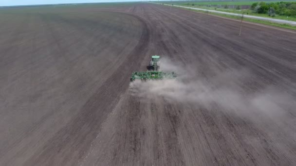 Aerial Shot Contempo Tractor Cultivating Land Raising Clouds Dust Spring — Stock Video