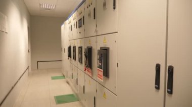 Çağdaş elektrik istasyonunun içindeki dayanıklı elektrik paneli. Biberli elastik elektrik paneli, küçük monitörler, röleler ve modern bir elektrik santralinin içinde sayısız anahtar..