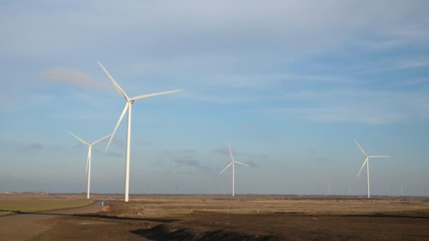 Four Electrical Wind Mills Long Propellers Rotating Slowly Steppe Summer — Stock Video