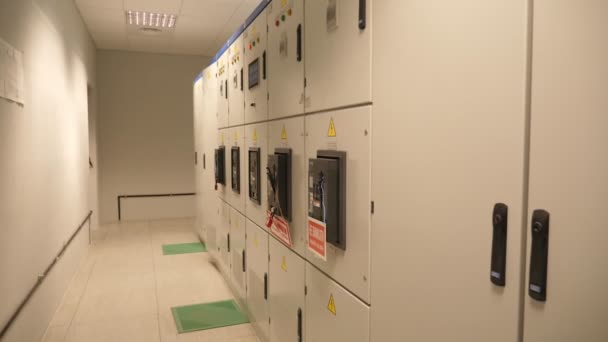 Panel Eléctrico Resistente Con Conmutadores Dentro Estación Eléctrica Contemporánea Vista — Vídeos de Stock