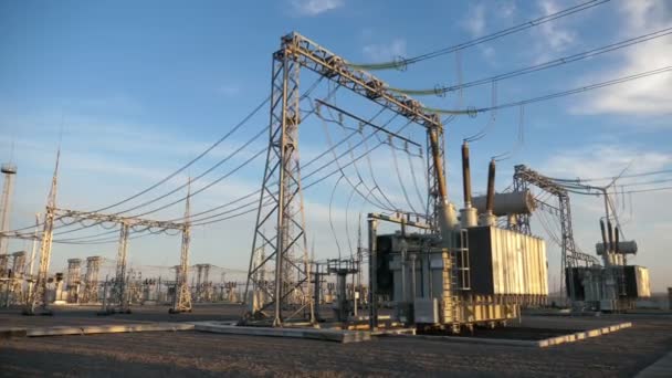 Centrale Électrique Avec Piliers Métalliques Élevés Transformateurs Carrés Vue Imprenable — Video