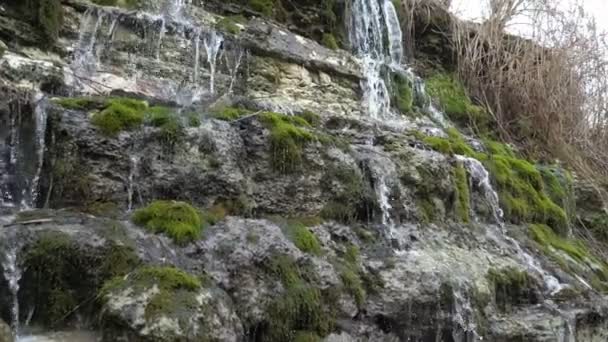 Mesmerizing Snelle Waterval Bergen Met Kristallijne Druppels Lopen Mossige Stenen — Stockvideo