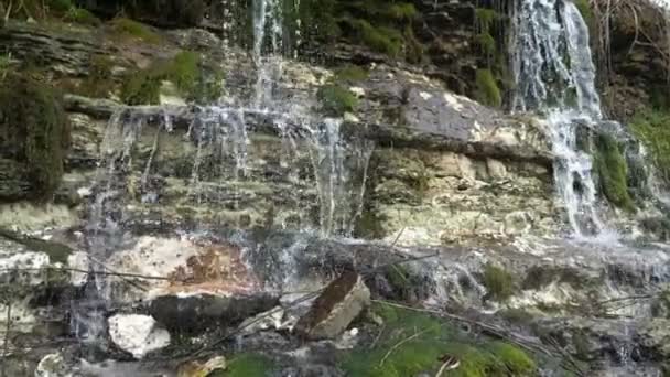 Cascata Multilivello Montagna Con Macchie Trasparenti Che Cadono Pietre Muschiate — Video Stock