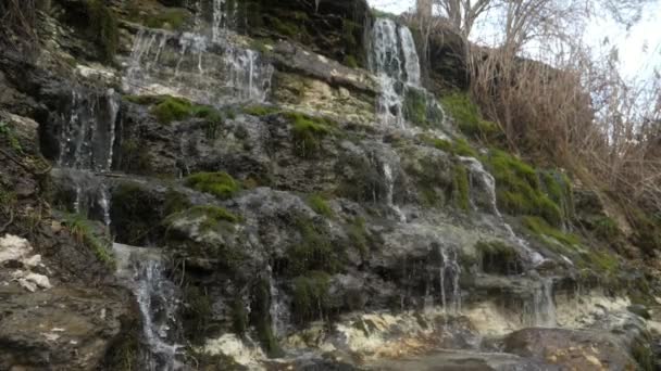 Veelzijdige Waterval Bergen Met Kristallijne Druppels Glijden Mossige Stenen Slo — Stockvideo