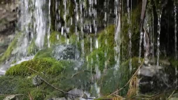 Glanzende Waterval Bergen Met Sprankelende Druppels Blobs Vallen Mossige Stenen — Stockvideo