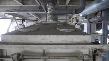 Soya fasulyesi yağı üretim kapasitesi modern bir fabrikada titrer ve kaliteli petrol üretir. Kapakları sallanan ve sağlıklı yağ üreten soya fasulyesi üretim makinesine güler yüzlü bir görünüm sergiler. Metalik boruları ve yapıları olan modern bir fabrikada.