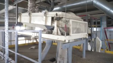 Soya fasulyesi yağı üretim makinesi, modern bir bitki üzerinde sallanıyor ve sağlıklı yağ üretiyor. Düşük çitin arkasındaki soya fasulyesi yağı üretim aletinin etkileyici görüntüsü. Metalik tüpler ve yapılarla çağdaş fabrikada sallanıyor ve besleyici yağ üretiliyor.
