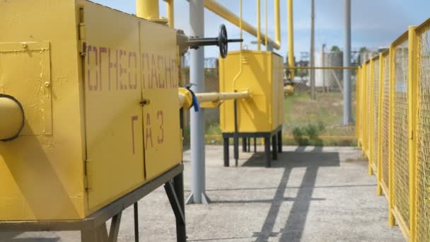 Βενζινάδικο Πίσω Από Μεταλλικό Δίχτυ Κίτρινα Κουτιά Εύφλεκτο Αέριο Καλοκαίρι — Αρχείο Βίντεο