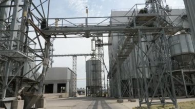 Büyük soya fasulyesi fabrikası, gri bir günde yüksek varilleri ve metal merdivenleri olan çağdaş bir soya bitkisinin heyacanlı manzarası, sonbaharda gri bir günde yüksek perdeli sarnıçları ve metalik merdivenleri olan bir petrol santrali. Harika görünüyor.. 