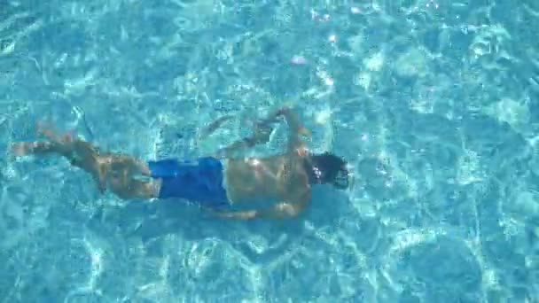 Brunet Guy Shorts Swimming Swimming Pool Underwater Summer Slo Impressive — Stock Video